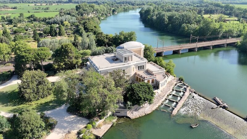Chateau Laurens Photos – Agde – vue drone – BD Vue aérienne du magnifique Château Laurens à Agde, au croisement de l'Hérault et du Canal du Midi