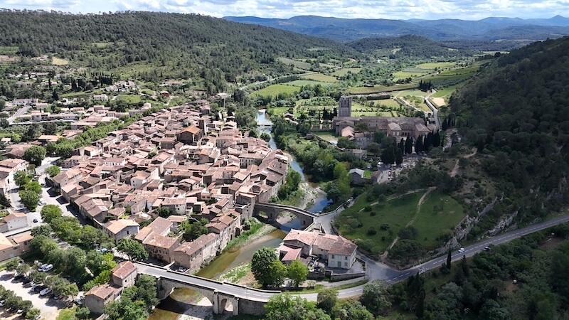 Le village médiéval de Lagrasse- Corbières Vu aérienne du village médiéval de Lagrasse et de son abbaye dans les Corbières - Aude