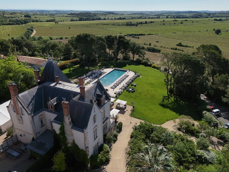 Vu drone Saint pierre de Serjac Chateau Saint Pierre de Serjac, hotel de charme, restaurant et séminaire dans l'Hérault prés de Béziers
